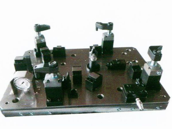 齒輪(lun)室(shi)罩蓋(gai)液壓裌(jia)具(ju)